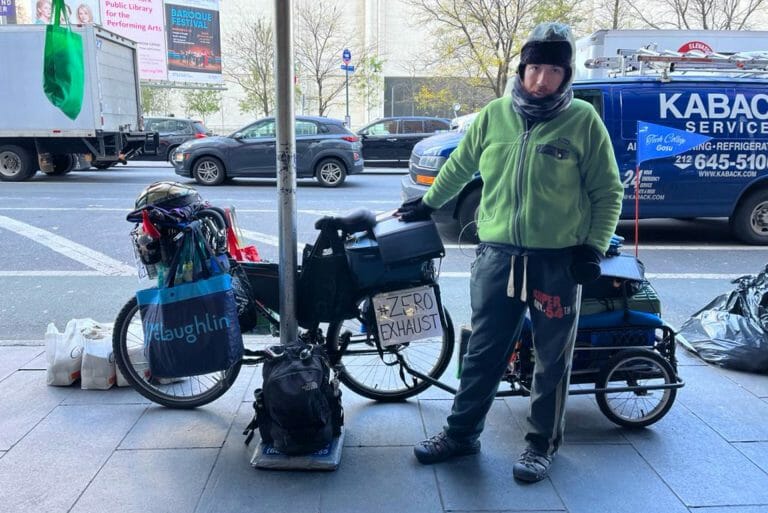 Quest’uomo vive in bicicletta a New York alla ricerca dell’eco-minimalismo