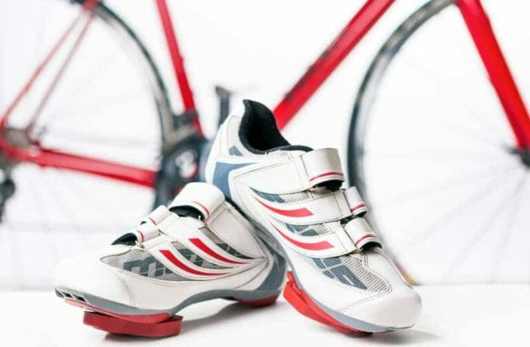 Come si mettono i tacchetti sulle scarpe da ciclismo indoor?