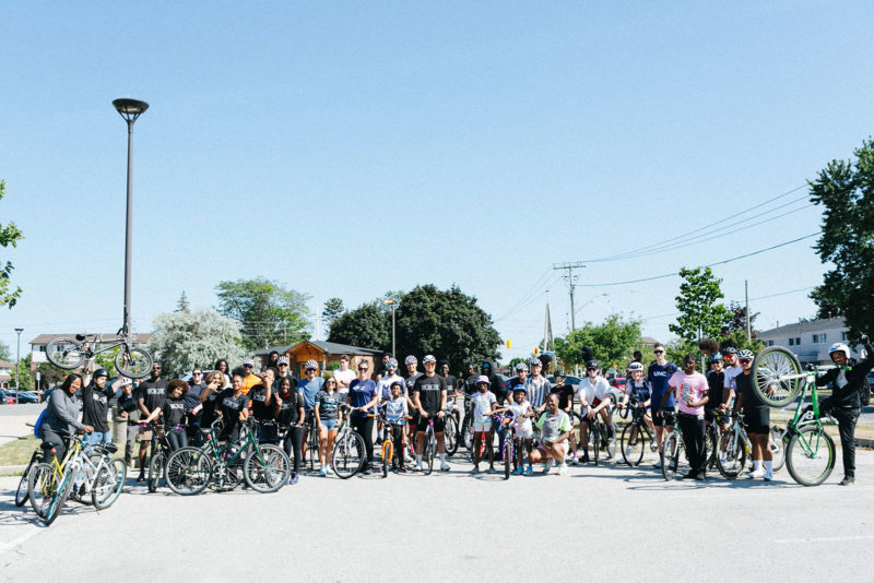 I sostenitori del ciclismo UNC e GLE in Ontario aiutano i bambini a procurarsi le biciclette