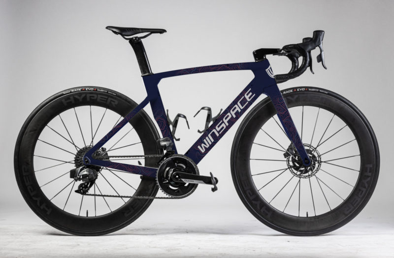 nuova bici da strada aerodinamica winspace T1550 con vernice personalizzata di Blacksmith Cycle