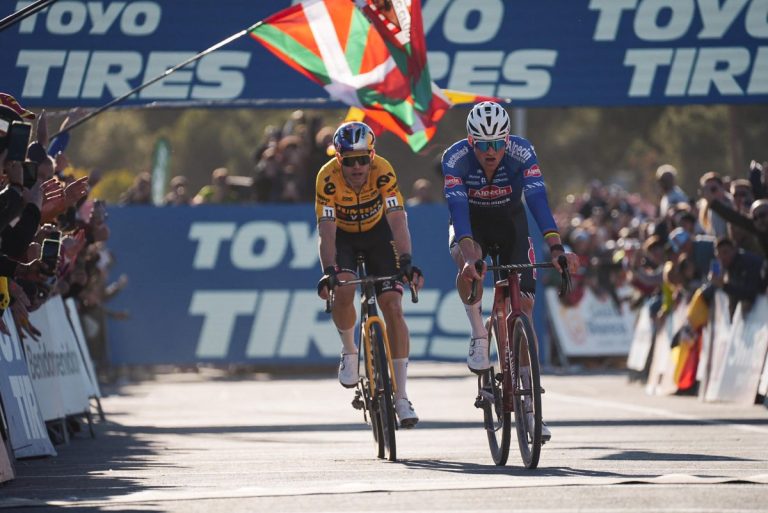 Mathieu van der Poel supera Wout van Aert e vince la Coppa del mondo di ciclocross a Benidorm