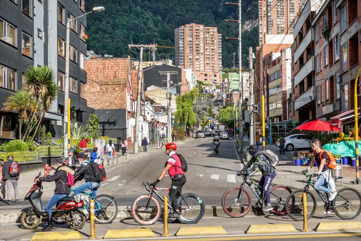 Bogotà, Colombia, Chapinero Norte Avenida, Carrera 7, gruppo di ciclisti schierati nella pista ciclabile in attesa del traffico