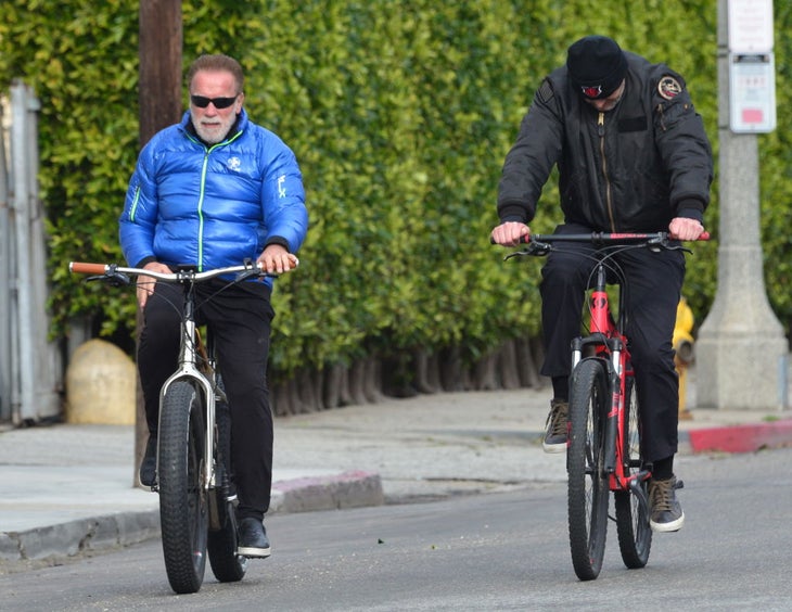 Schwarzenegger-in sella-a-una-fat-bike-a-Venice-Beach-California