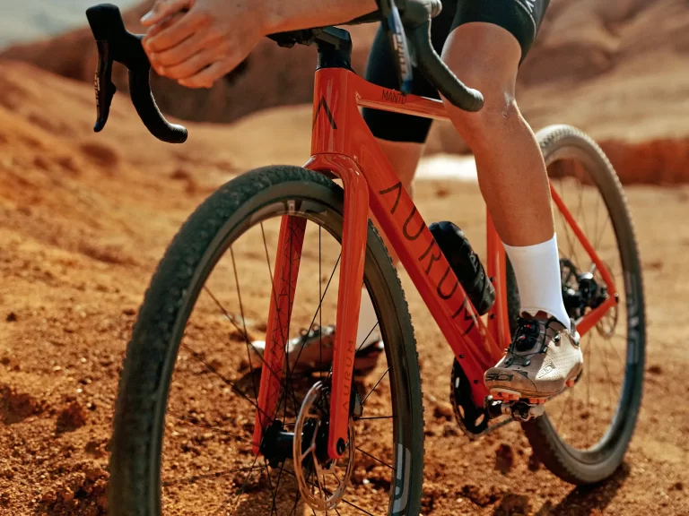 Aurum Manto gareggia fuoristrada su una bici gravel in carbonio leggera di altissima qualità