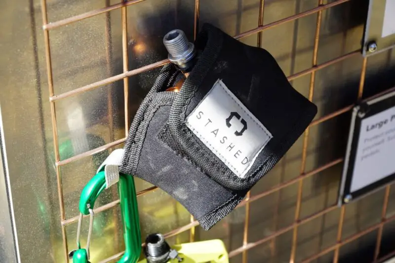 Protezione del telaio della copertura del pedale per riporre le biciclette scorrevoli nascoste