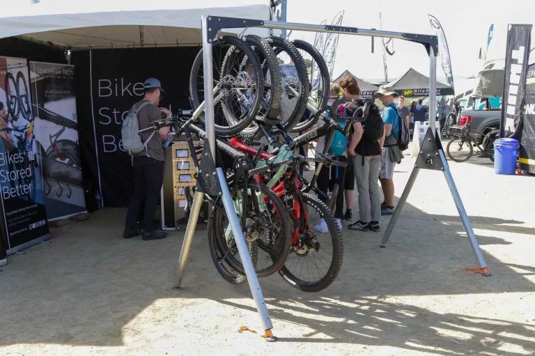 Il deposito per biciclette SpaceRail nascosto ottiene un prototipo indipendente