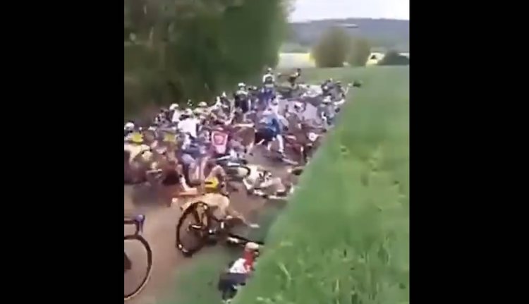 Tappa del Tour de Bretagne annullata dopo che il 90% del gruppo è caduto (video)