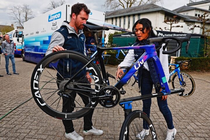 Adil Moroj ottiene un'idea da un meccanico di squadra all'Amstel Gold Race
