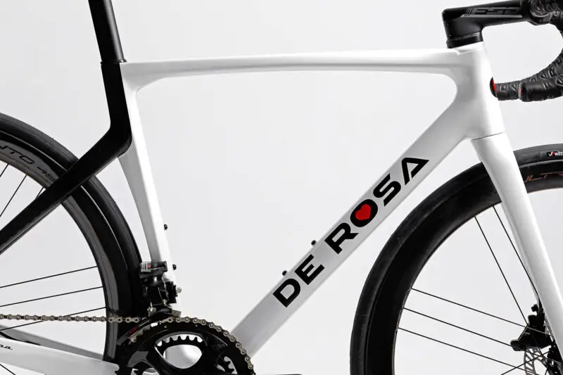 De Rosa 70 Settanta bici da strada aerodinamica in carbonio leggero, disegnata da Pininfarina, telaio