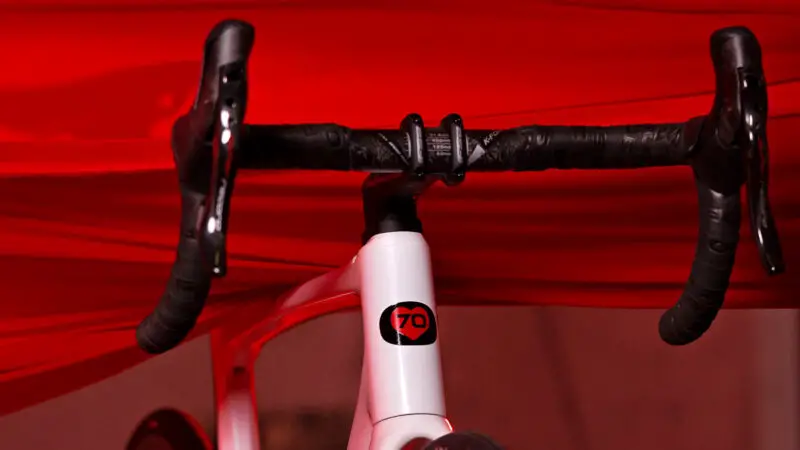 2023 De Rosa 70 Settanta bici da strada aerodinamica in carbonio leggera, disegnata da Pininfarina, tubo sterzo con logo a cuore