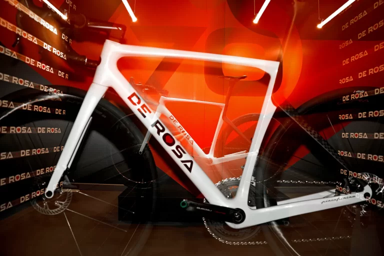 De Rosa 70 è una bici da strada Aero molto più leggera progettata da Pininfarina