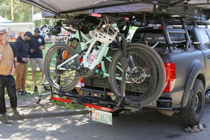 Yakima-StageTwo-rack-con-biciclette-elettriche
