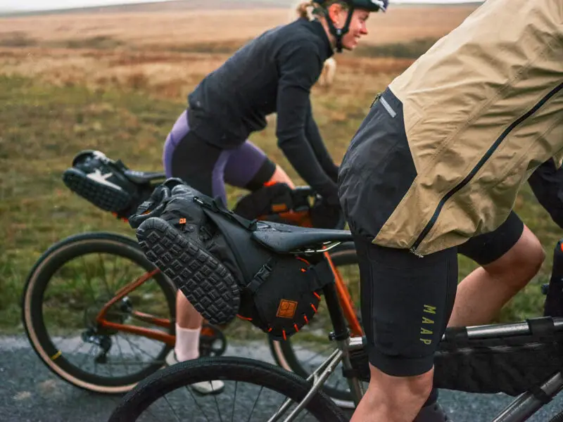 Sandali Quoc x Restrap, scarpe post-corsa per bikepacking gravel adventure, bikepacker