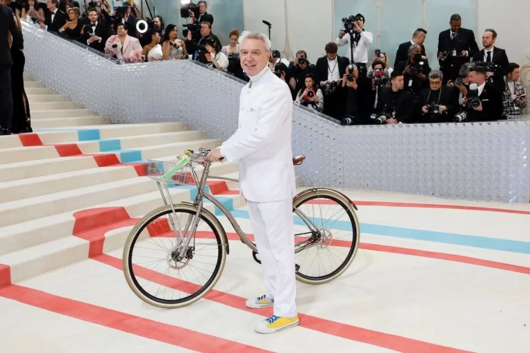 David Byrne si è presentato al Met Gala con una bicicletta perché ovviamente l’ha fatto