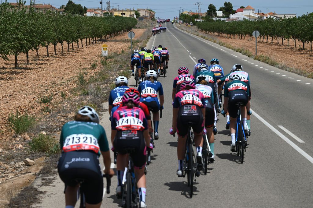 The worst place to be - echelons broke up the peloton on stage 3 of the Vuelta Femenina 2023