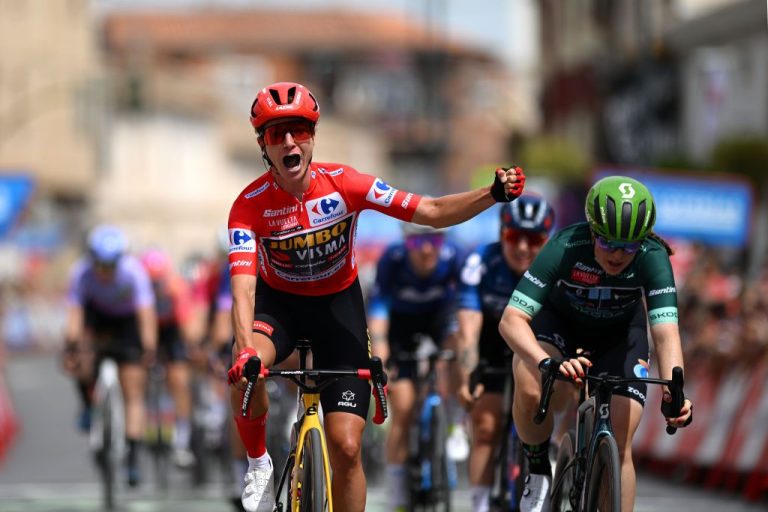 La Vuelta Femenina: Vos supera Cool per la vittoria della fase 3 dopo la frenesia dello scaglione