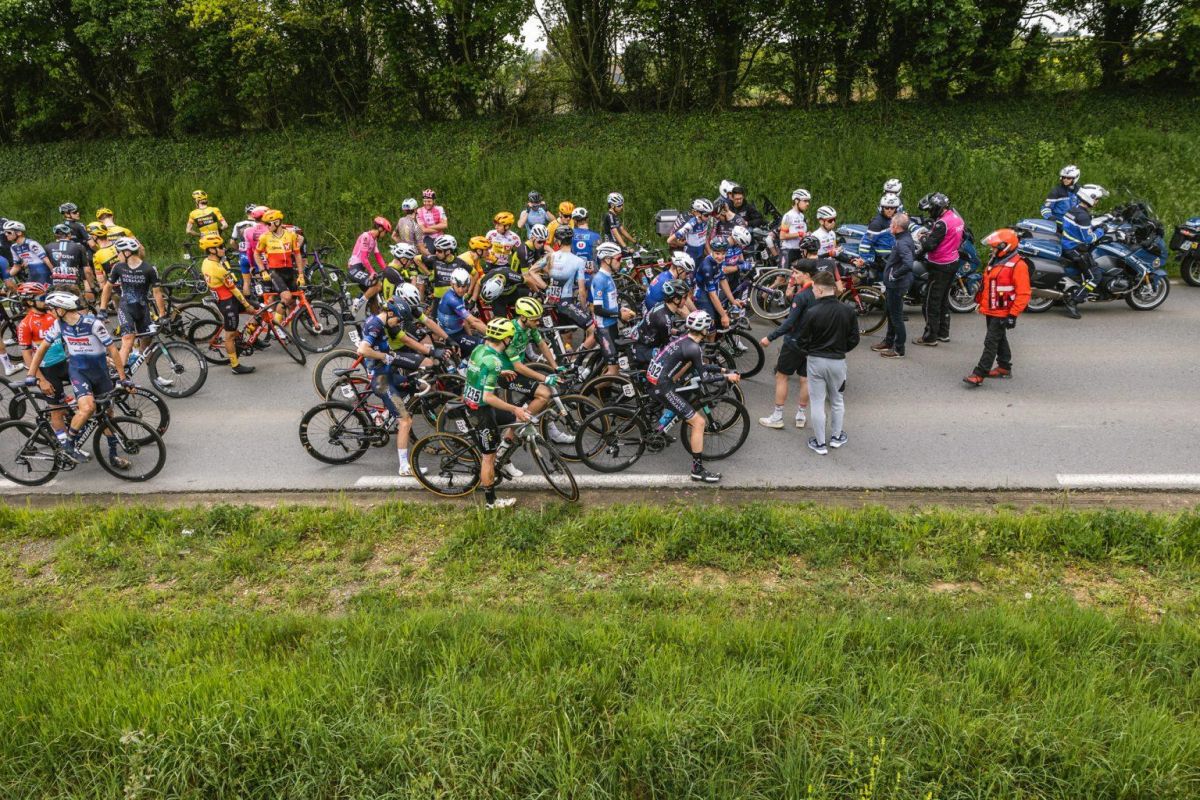 The peloton during the neutralised stage 6 of the 2023 Tour de Bretagne