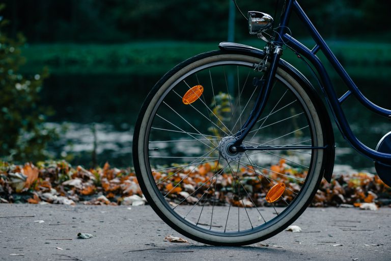 Quali sono le attrezzature obbligatorie per la bicicletta per pedalare in città?