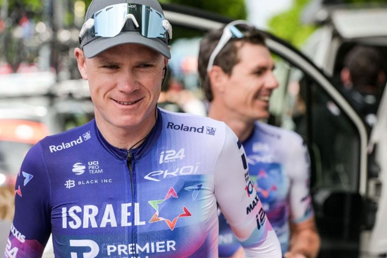 Chris Froome lascia il team Israel-Premier Tech durante il Tour de France.
