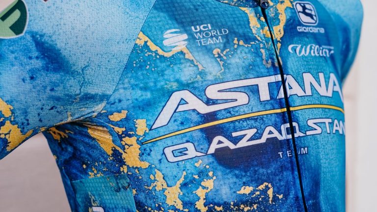 Il team Astana Qazaqstan presenta il kit “vene di pietre minerali” per il Tour de France