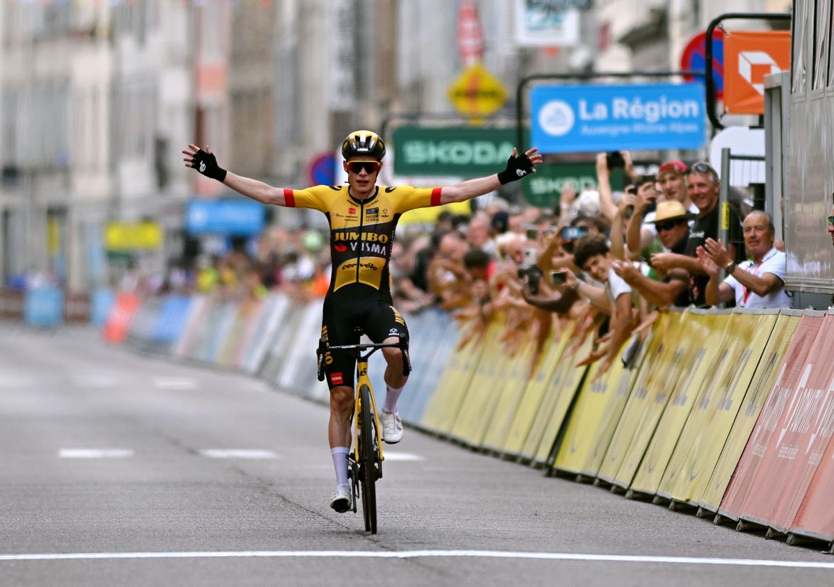 Jonas Vingegaard vince la tappa 5 del Critérium du Dauphiné e si posiziona in testa alla classifica generale da solo