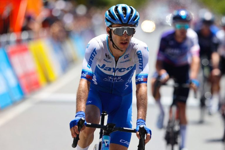 Simon Yates conduce la Jayco-Alula al Tour de France con un approccio diverso.