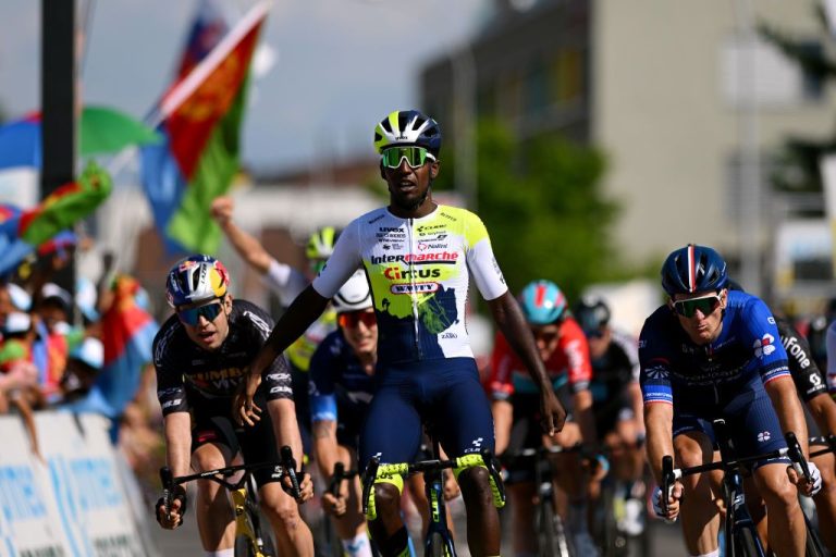 Tour de Suisse: Girmay trionfa nella seconda tappa in una volata serrata, superando Démare e Van Aert.