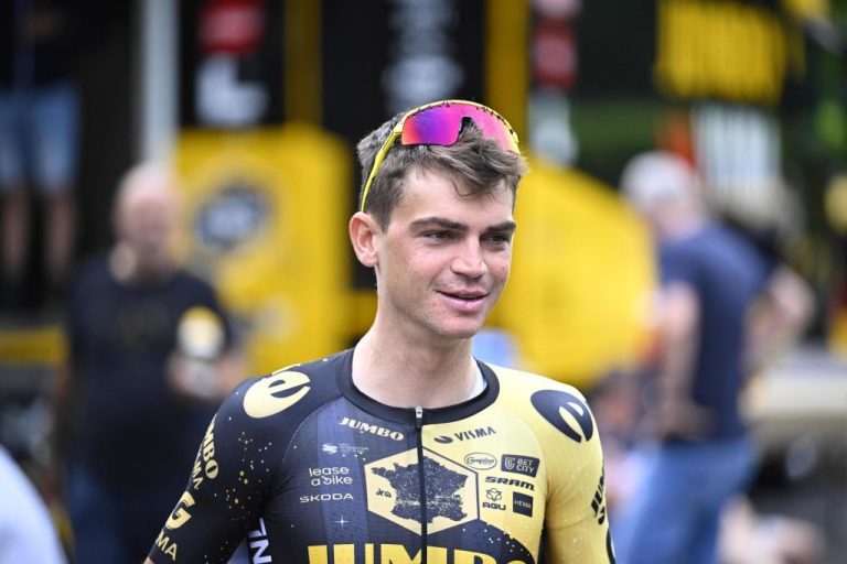 “A sorpresa” – Sepp Kuss si scontra con uno spettatore al Tour de France