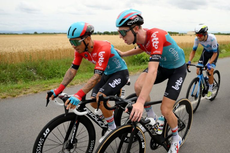 Caleb Ewan supera il limite di tempo al Tour de France, ma i velocisti si preoccupano delle Alpi