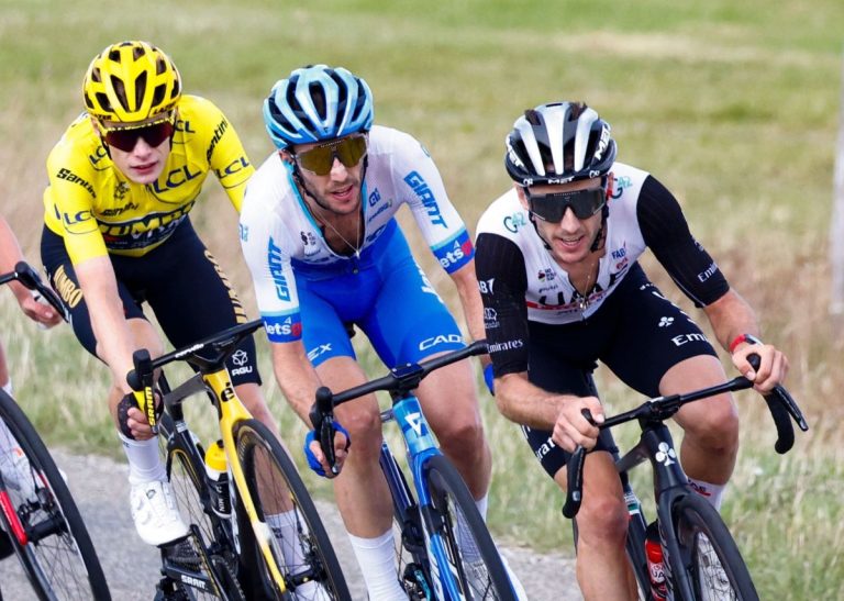 I fratelli Yates in sintonia al Tour de France – L’occhiolino che indica “andiamo”