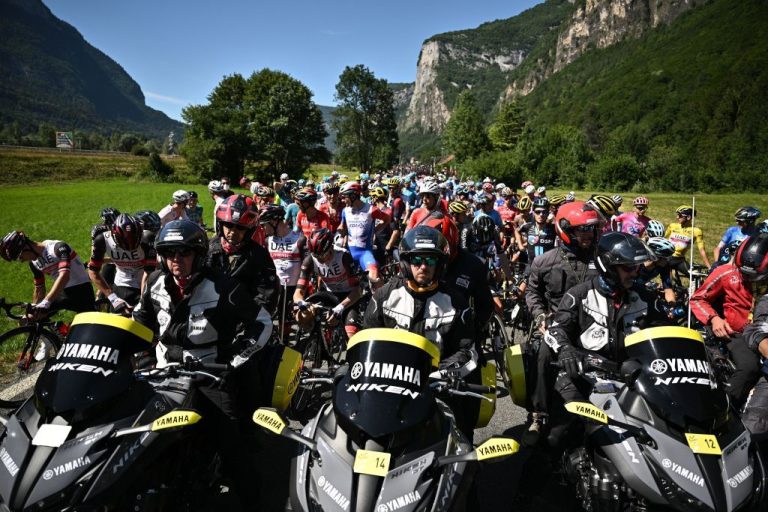 Il Tour de France ritorna in Francia con maggiore sicurezza durante i disordini civili nazionali.
