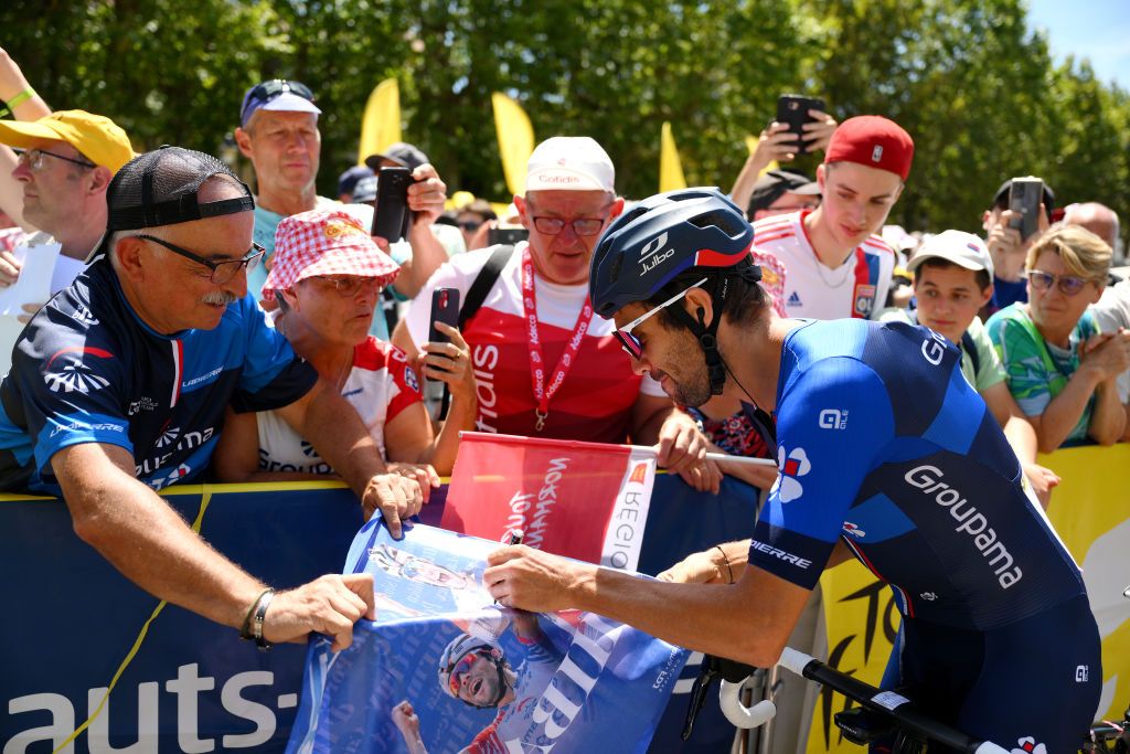 “Il cerchio si chiude” – Thibaut Pinot rende omaggio al Tour de France sulle strade di casa