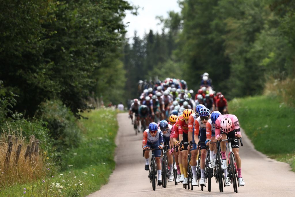 La diciannovesima tappa del Tour de France registra uno dei tempi più veloci di sempre, mentre le squadre si contendono il vantaggio.