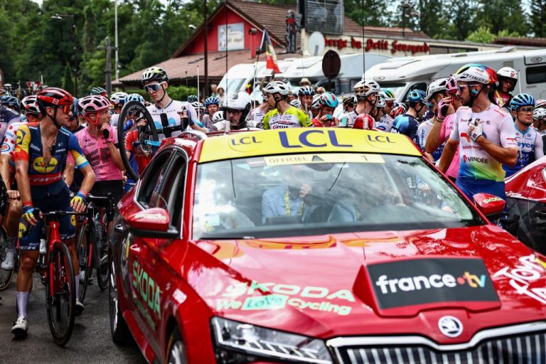 La quattordicesima tappa del Tour de France è stata neutralizzata dopo un primo incidente di massa