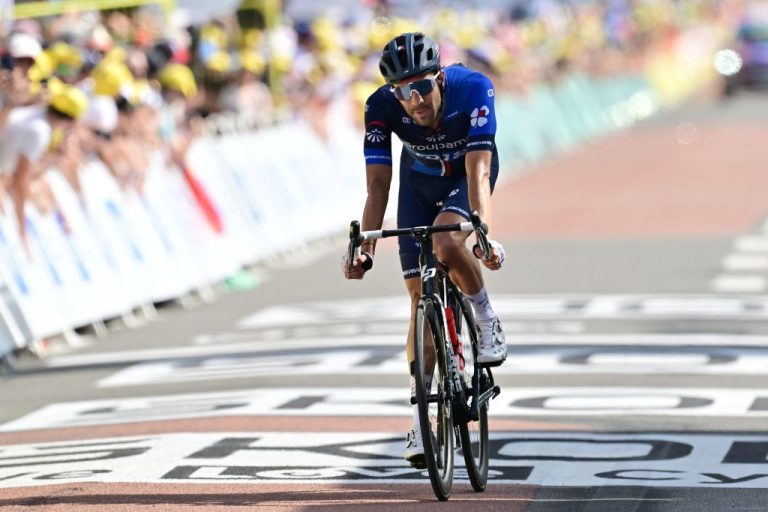 Thibaut Pinot in veste retró durante l’inseguimento della fuga al Tour de France.