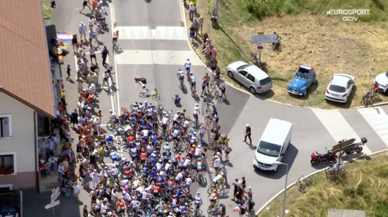 Un incidente provocato da uno spettatore coinvolge più corridori nella quindicesima tappa del Tour de France